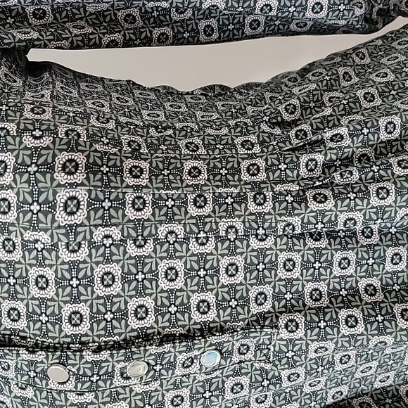 Westport Size XS Green Medallion Patterned Popover Blouse, Roll Tab Sleeve, EUC - Picture 6 of 12